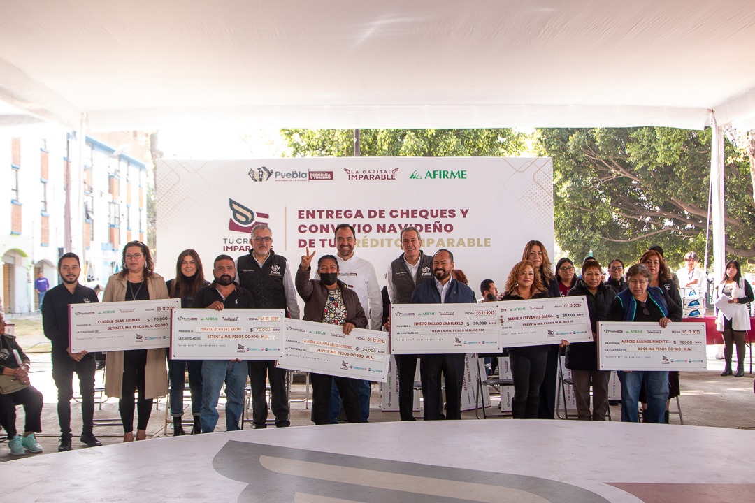 JaimeOropeza's tweet photo. 💳 Seguimos entregando créditos del programa "Tu crédito Imparable", sin intereses y de fácil acceso, con nuestro alcalde @pepechedrauimx. 

Llevamos más de 2600 personas beneficiadas en Puebla Capital, a través de este programa. https://t.co/zj7eKiAQFr