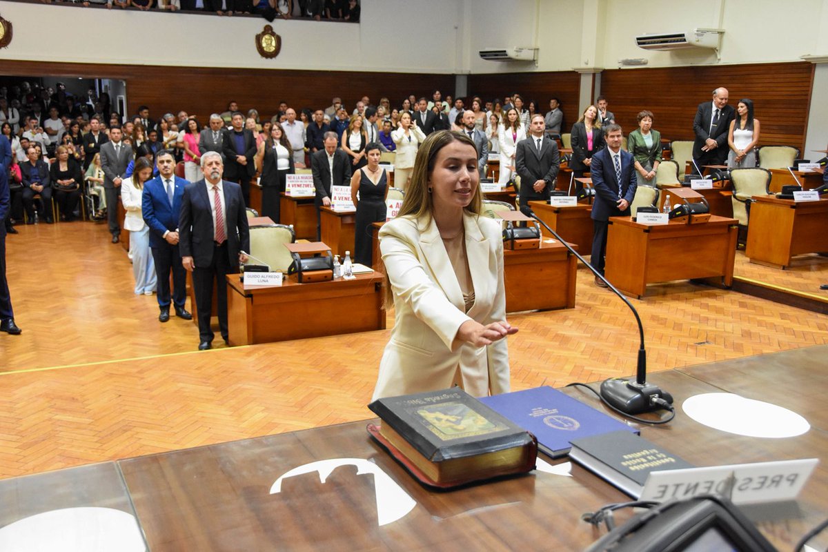 🗣️ “Este  recambio legislativo ratifica el respeto a la Constitución Provincial y  Nacional, fortalece nuestras instituciones y reafirma a la Legislatura  como pilar de la vida democrática de Jujuy.”

✅ Jura de nuevos diputados y diputadas 
La  Legislatura de Jujuy llevó