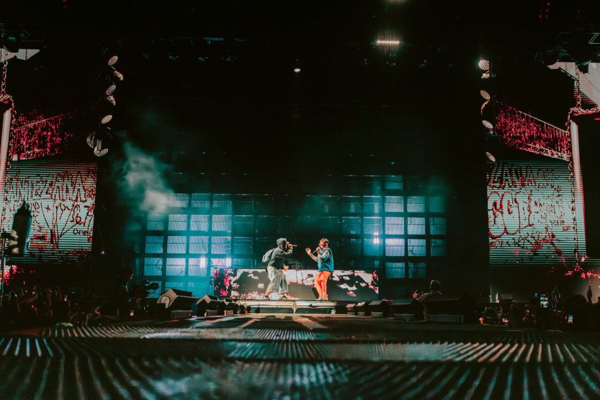 SponsorDiosOK's tweet photo. Una semana de otro momento histórico 🙏🏻 @ysy__a y @DukiSSJ cantando NO SE en el escenario de Mandarine Park 🔥🔥🔥🔥🔥 https://t.co/E4Fl9XXlMV