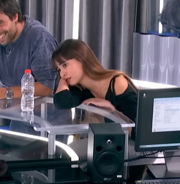 pasaron 8 años pero, aitana sigue mirando a amaia igual, cuando se sienta en el piano