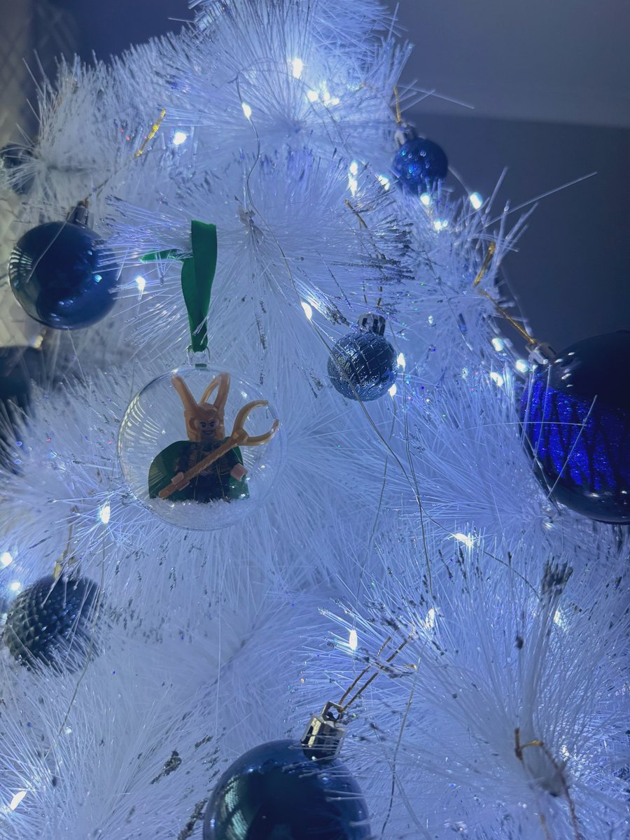 lvrloki's tweet image. The most important part of the Christmas tree
