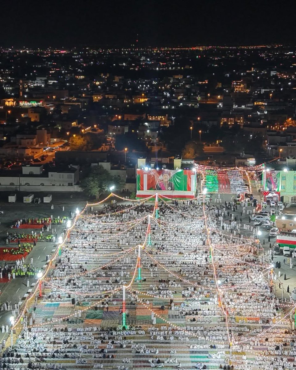 🔴 بركاء تحتضن أضخم عرس جماعي .. رجال الأعمال فهد بن حمود البلوشي "التاجر" يُزفّ 210 عريسًا بهدايا سخيّة

شهدت ولاية بركاء مساء اليوم مبادرة اجتماعية وإنسانية غير مسبوقة خلال العام الحالي ، تجسدت في إقامة أضخم عرس جماعي شارك فيه 210 عريسًا، يمثلون السلطنة و9 دول عربية وأجنبية