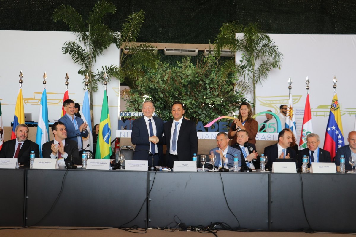 HOY en Asamblea, el prefeito de <a href="/NiteroiPref/">Prefeitura de Niterói</a> asumió la Presidencia de la Red para el período 2025-2026, agradeció la confianza y el apoyo de alcaldes y alcaldesas de la Red presentes en la Cumbre. "Estoy muy entusiasmado en desarrollar juntos este trabajo a lo largo de 2026"