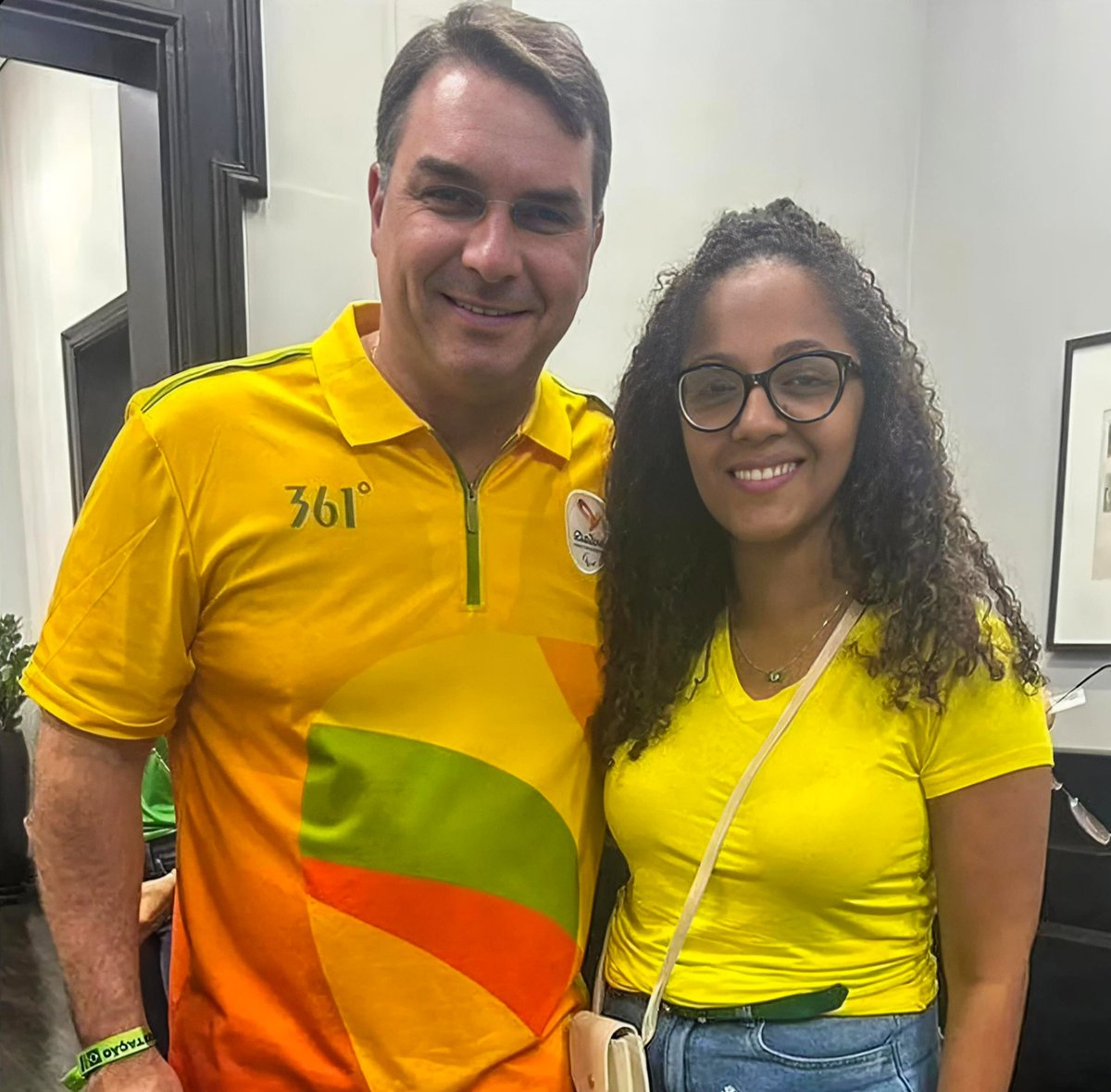 A missão também é nossa: restaurar a liberdade e o nosso País, retomar o crescimento, libertar os presos políticos e Jair Bolsonaro! Vamos juntos, Flávio! 🇧🇷