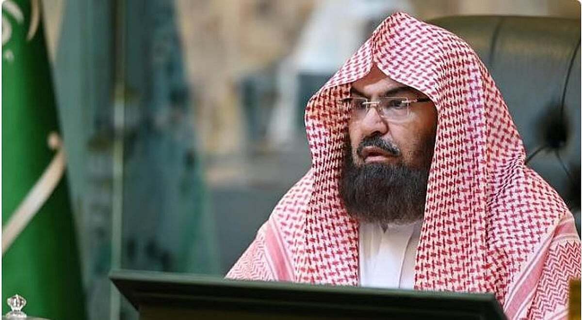 «السديس» يشيد بجهود المتطوعين في خدمة قاصدي الحرمين الشريفين. قدم رئيس الشؤون الدينية بالمسجد الحرام والمسجد النبوي، الشيخ الدكتور عبدالرحمن بن عبدالعزيز السديس، الشكر والتقدير للمتطوعين والمتطوعات الذين بذلوا أوقاتهم وجهودهم في خدمة قاصدي الحرمين الشريفين، مؤكداً أن التطوع قيمةٌ 