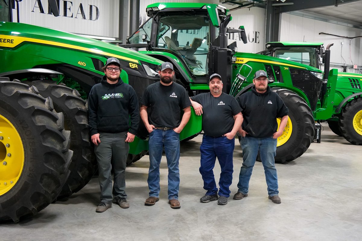 AKRS_Equipment's tweet image. After one year of hands-on training, hard work, and John Deere certification, we’re proud to celebrate these technicians!🎓💚🔧👏 #AKRSEquipment #FastTrack #FutureTechs