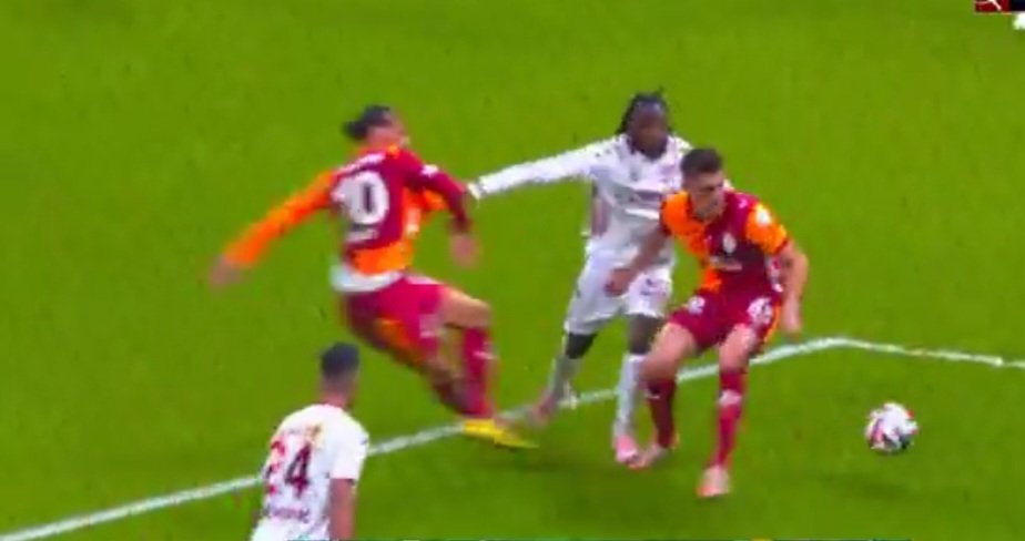 <a href="/Samsunspor/">Samsunspor 🇹🇷</a> Bu pozisyonu da paylaşsan ya madem erkeksin. Fenerbahçe twit girdi diye twit mi giriyorsunuz? Devam edin algıya, biz de bozarız! Daha kırmızı kart da verilmedi size.