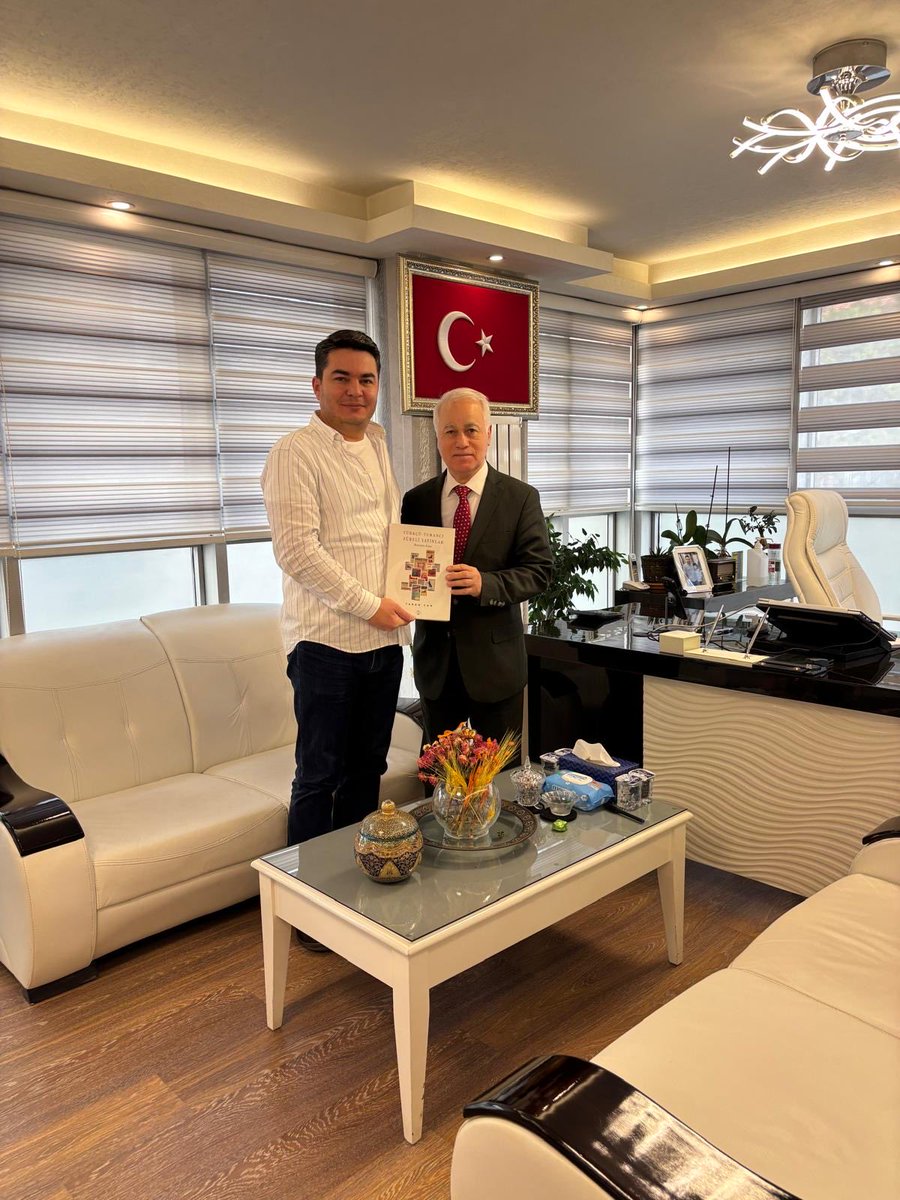 Öz Finans İş Sendikası Genel Başkanı Sayın Ahmet Eroğlu Bey ve Genel Başkan Yardımcılarını makamında ziyaret ettik yeni yayınımızı kendilerine takdim ettik.
Misafir perverliği ve nazik davetleri için kendilerine  ayrı ayrı teşekkürlerimi arz eder, sevgi ve saygılarımı sunarım.