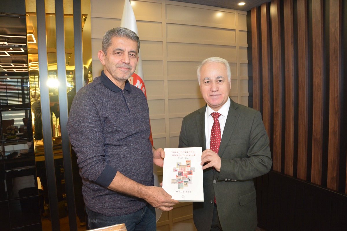 SahafTurkeli's tweet photo. Öz Finans İş Sendikası Genel Başkanı Sayın Ahmet Eroğlu Bey ve Genel Başkan Yardımcılarını makamında ziyaret ettik yeni yayınımızı kendilerine takdim ettik.
Misafir perverliği ve nazik davetleri için kendilerine  ayrı ayrı teşekkürlerimi arz eder, sevgi ve saygılarımı sunarım. https://t.co/LiFloaBdmx