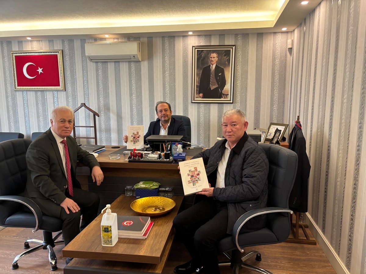 SahafTurkeli's tweet photo. Öz Finans İş Sendikası Genel Başkanı Sayın Ahmet Eroğlu Bey ve Genel Başkan Yardımcılarını makamında ziyaret ettik yeni yayınımızı kendilerine takdim ettik.
Misafir perverliği ve nazik davetleri için kendilerine  ayrı ayrı teşekkürlerimi arz eder, sevgi ve saygılarımı sunarım. https://t.co/LiFloaBdmx