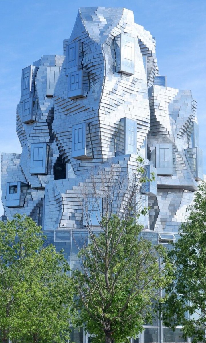 Frank Gehry, 96 ans, est mort. 
L’un des architectes les plus étonnants de notre époque. 
En France, la fondation Vuitton à Paris et la fondation Luma à Arles.