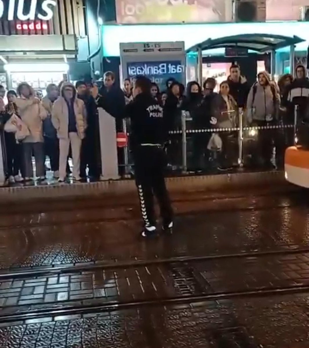 Eskişehir’de görevli bir polis memuru, Abdullah Öcalan ve yürütülen sürece dair eleştirel görüşlerini içeren bir video nedeniyle İçişleri Bakanlığı tarafından açığa alındı ve hakkında soruşturma başlatıldı.

Sorun disiplin işlemi değil; eleştirinin devlet eliyle bastırılmasıdır.