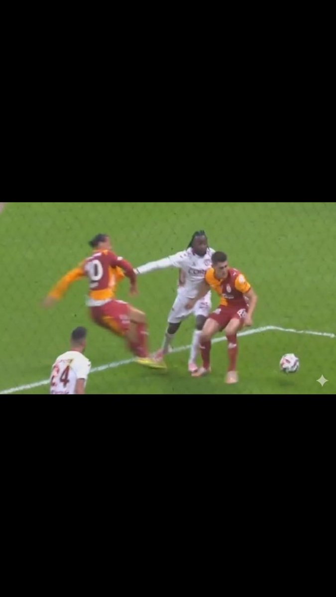 İlk pozisyonda kartı bırak faul bile çalınmadı.İkinci pozisyonda penaltı bariz bi şekilde verilmedi sonra diyorlar ki Galatasaray senaryo kuruyor tiyatro kuruyor falan babanız GALATASARAY bu sene ŞAMPİYON CİMBOM 💛❤️#GSvSAM
