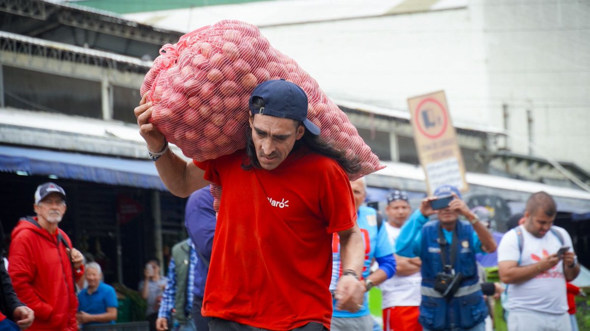 Rionegro vivió en el inicio de las Fiestas de las Tradiciones Rionegreras una jornada llena de tradición, esfuerzo y alegría. 💯 La Carrera de Coteros, Tacones y Carretilleros reunió a cientos de participantes para celebrar con orgullo lo que nos identifica como rionegreros. 👠❤️