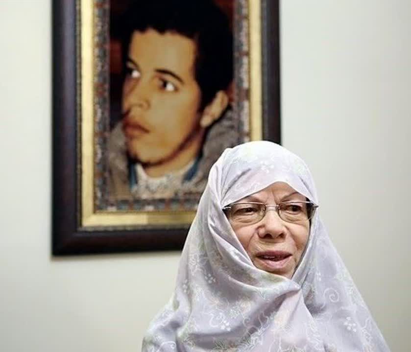 مادر سردار باقری در مورد تربیت چنین فرزندان دلاوری فرمودند
: نگذاشتم امام زمان (عج) در زندگی‌مان گُم شود.
زنان ایرانی با همین سادگی و حجاب سنتی و حتی بدون مدرک آکادمیک چنان خدمتی به مردم آزاده جهان کردند، که صدها فمنیست به گرد پای آنها نخواهد رسید.
ملی: #زن_ایرانی
#مظهر_مهربانی