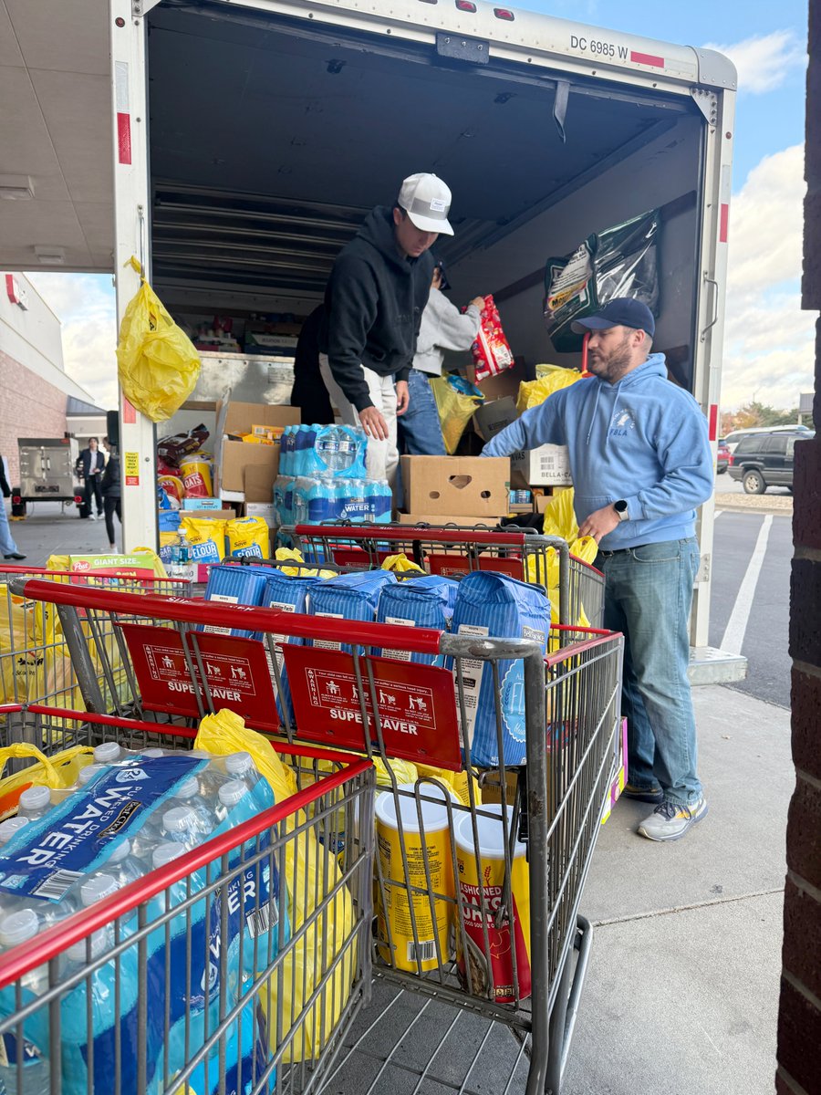 LPSorg's tweet photo. LPS students in FBLA and DECA business organizations at @easths, @lnshigh, @lnehs, @lsehs, @lswhs and @lsbhigh gathered more than six tons of food for residents of @PCMLincoln during the annual Food Blitz XIII drive! ❤️ #LPSProud #LPSCares
Read more: https://t.co/zxdyPHWChG https://t.co/9MW468Nc8R