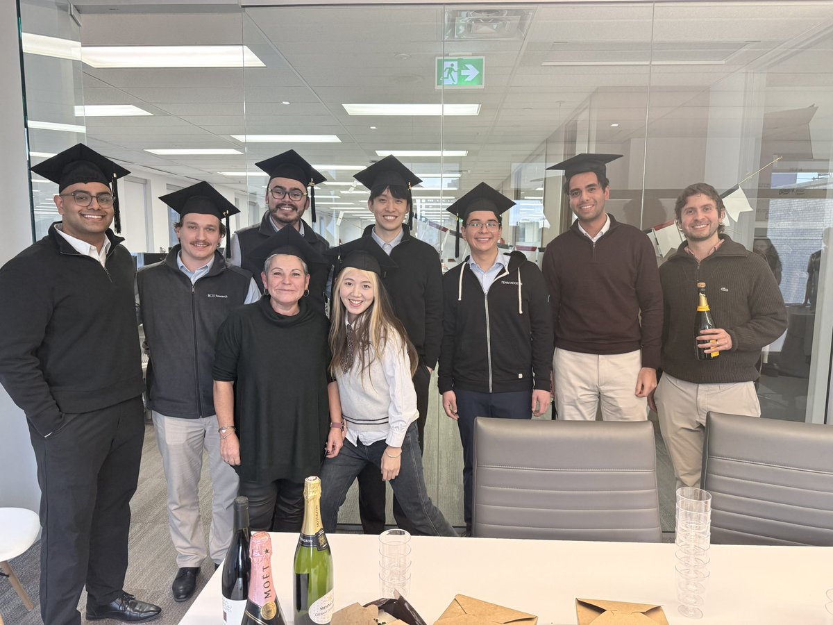 Garry_Evans's tweet photo. BCA Class of 2025. What an amazing group of young analysts. The future of BCA looks very bright. Thanks for all your hard work. And thanks to Juan Correa @ElClutch for mentoring the class. https://t.co/oxRrYKZBZU