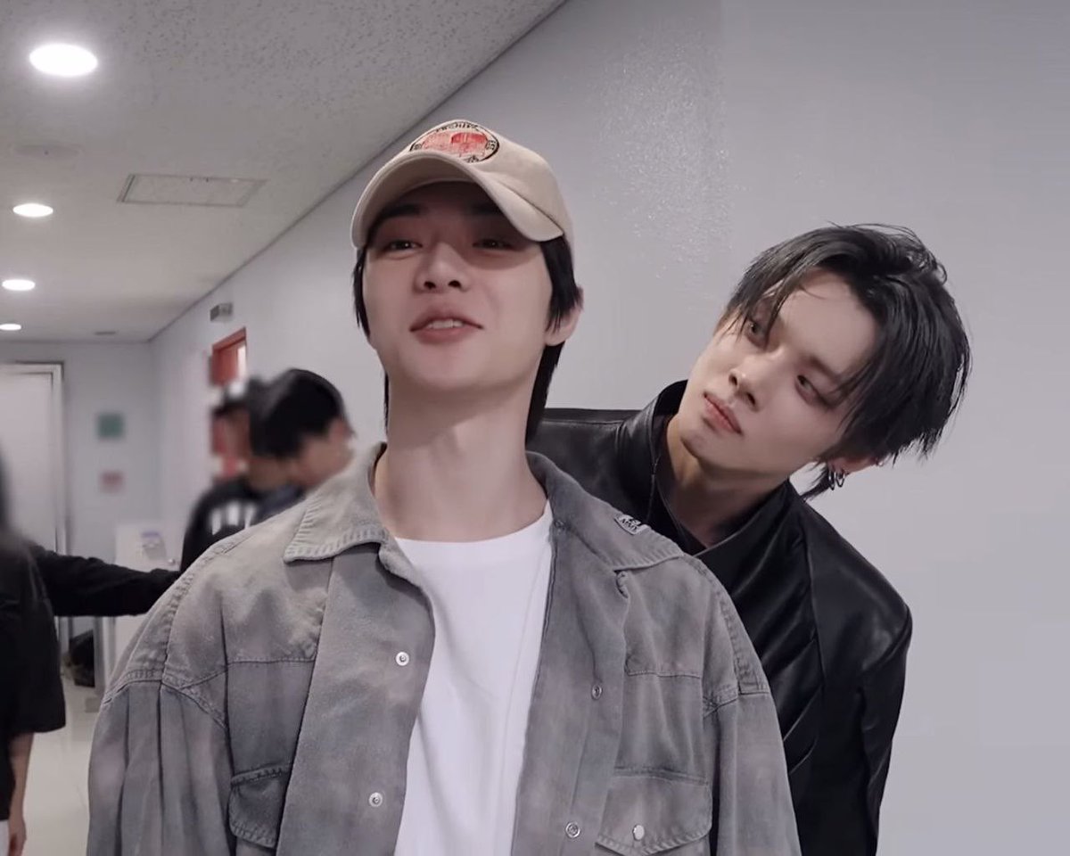 از پشت شناختش و اومد ترسوندش در صورتی که بومگیو مطمئن بود این اتفاق میوفته و باز ترسید😭