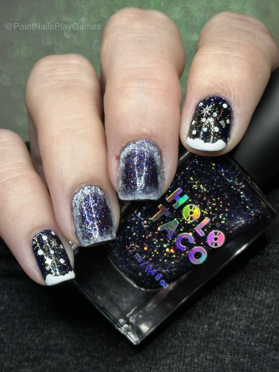 NailsPlayGames's tweet photo. Twas a silent and frost night. 🥶 The stars twinkle brightly against the dark navy sky!

@holotaco
Silent Night
Gold Scattered HoloTaco
Midnight Owl
Not Milky White 
World’s First

#holotaco #nails #nailart #nailpolish #naildesign #nailinspo #winternails #frostynails #nailsforyou https://t.co/3PLYdARY9x