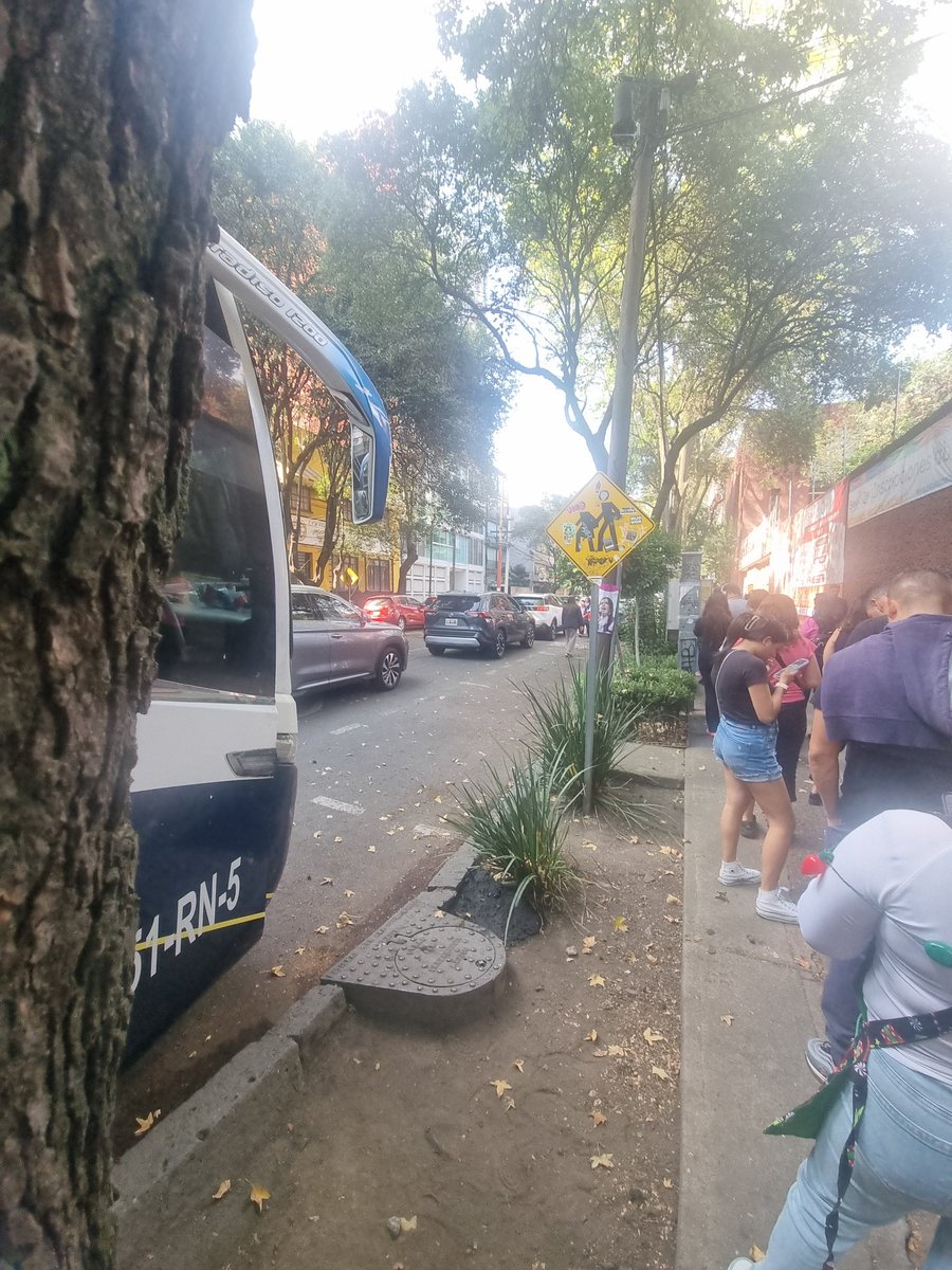 Padres de familia eatacionados hasta 30 minutos en doble fila por no pagar parquímetro. Río Sena 42 <a href="/UCS_GCDMX/">Unidad de Contacto del Secretario SSC CDMX</a>