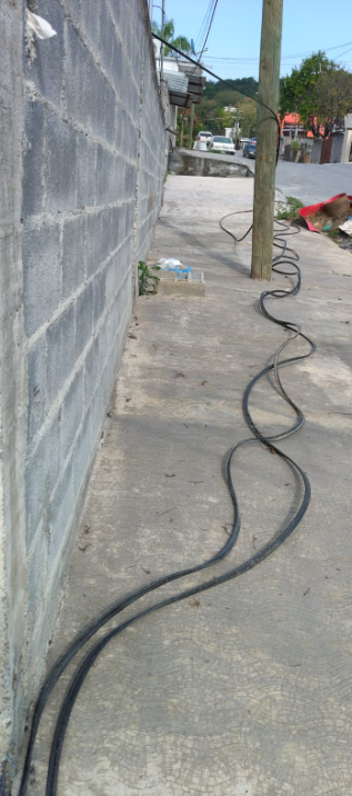 annasantos1012's tweet photo. @TELMEXSoluciona tengo MESES reportando un cable que un camión tiró, no han ido y ya dañaron una instalación en mi casa, como para cuando van? https://t.co/XarVorDecx