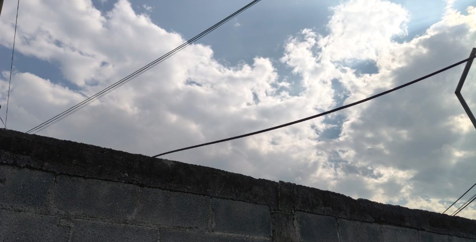 annasantos1012's tweet photo. @TELMEXSoluciona tengo MESES reportando un cable que un camión tiró, no han ido y ya dañaron una instalación en mi casa, como para cuando van? https://t.co/XarVorDecx