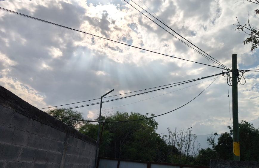 annasantos1012's tweet photo. @TELMEXSoluciona tengo MESES reportando un cable que un camión tiró, no han ido y ya dañaron una instalación en mi casa, como para cuando van? https://t.co/XarVorDecx