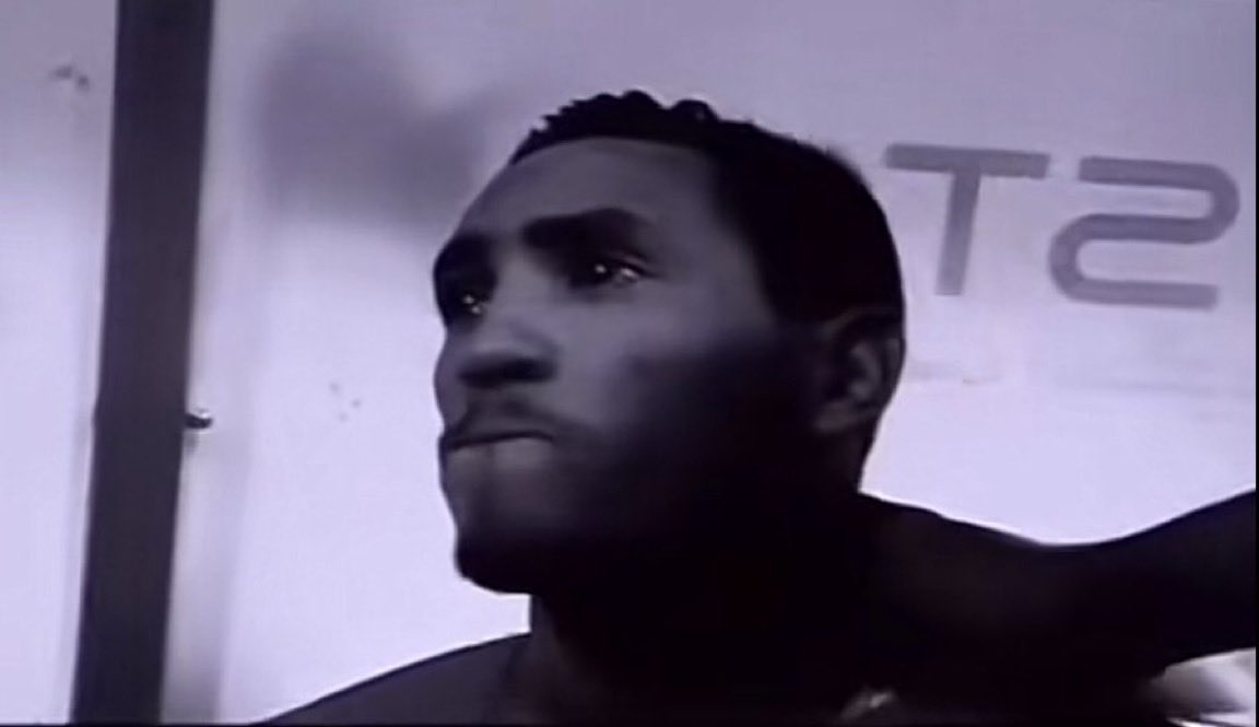 سالم صنع هدفين وسجل هدف
- انعكاس وجه خويك الروشني في الشاشه :