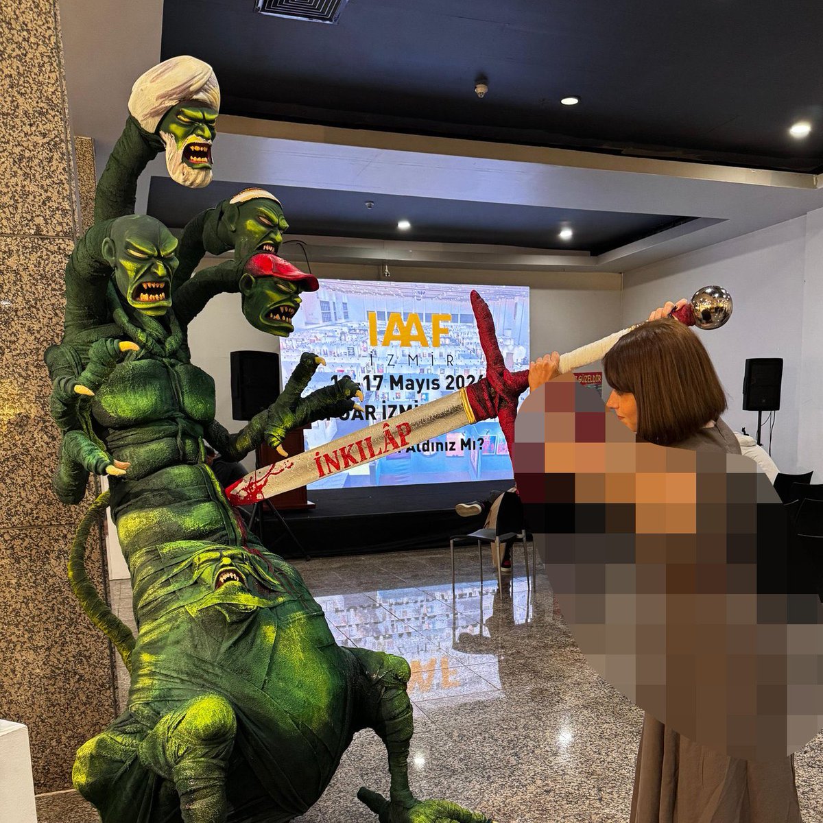 İstanbul Lütfi Kırdar Kongre Merkezi'nde Müslümanları canavar olarak sunan, nefret kusan iğrenç bir heykel sergilendi.

1947'de yapılan pespaye karikatürden esinle yapılan heykeli yapan ve sergileyen kişiler tutuklandı.

İslâm'a ve Müslümanlara karşı düşmanlık ve nefret tohumları