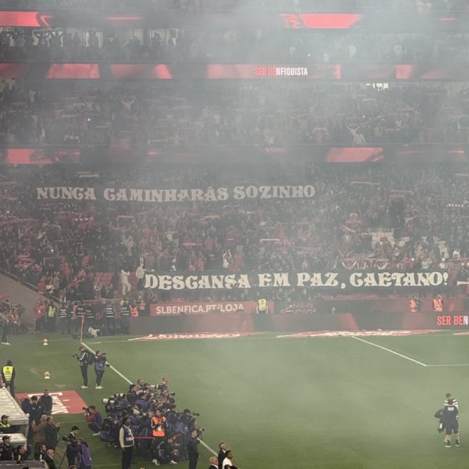 A mensagem dos Diabos Vermelhos e a a homenagem que o Benfica prestou foi lindo.

Vencer.