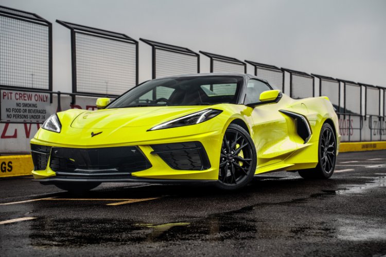 MotospotB's tweet photo. The 2025 Corvette Stingray, now officially available in factory-built right-hand drive in SA. The Stingray has landed with a thunderous 6.2-litre naturally aspirated V8  and pricing from R3 600 000. 
READ HERE⬇️👇
https://t.co/iWLZQCBV7A
@chevrolet
#corvette https://t.co/fdNRVOiPds