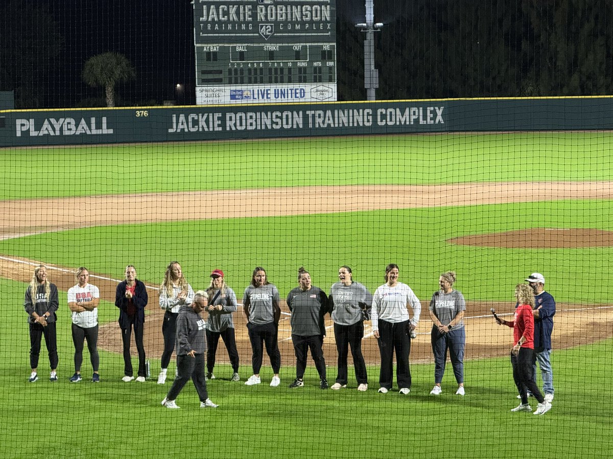 KendallHom2029's tweet photo. Arrived in Vero yesterday feeling exhausted🪫Left inspired by the end of the night🔋

Listening to the GOATS share their mindset and journey at the @USASoftball #HPP25 meeting was exactly what I needed. So thankful to be here.

@LineDsoftball @ExtraInningSB @PrepSoftball https://t.co/knrgC7AwL6