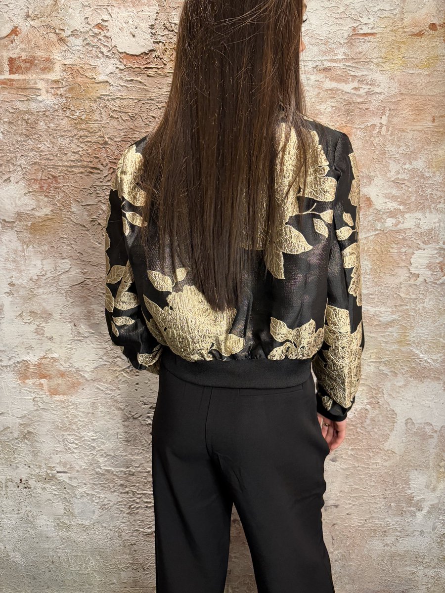 Have2Have072's tweet image. #sisterspointholland #sisterspoint #designer #Garwin #jacket #black #gold €79.99 #fashion #looks #logo #stylish #girls #outfit #have2have #Alkmaar #fashionstore #wkloting #TheMaskedSinger #shop ➡️ have2havealkmaar.nl