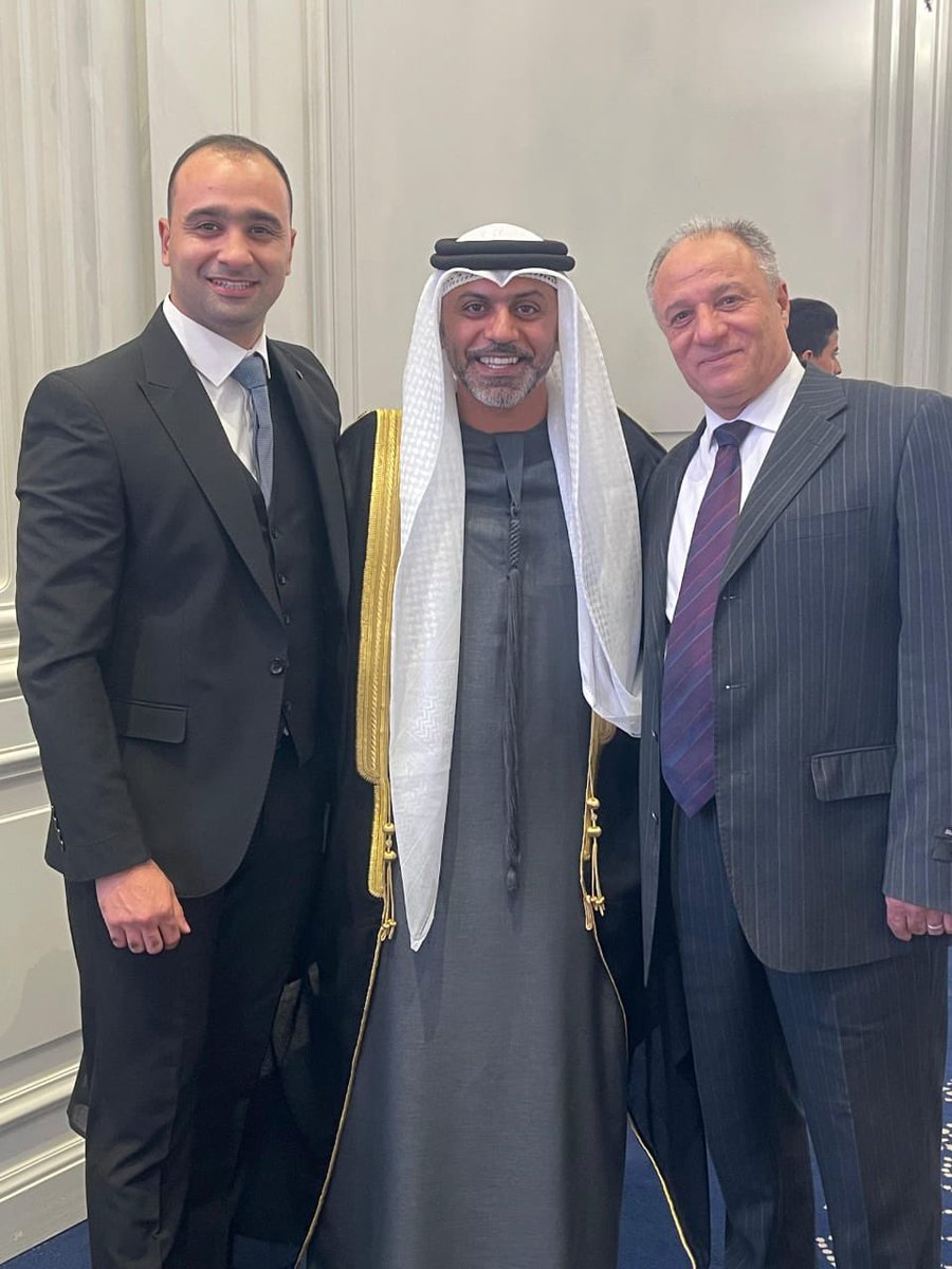 في حفل اليوم الوطني لدولتنا الحبيبة الرابع والخمسين في القاهرة التقيتُ بمعلمي أستاذ الفلسفة نجيب النجار الرجل الذي لم يكتفِ بتعليمي في ثانوية رأس الخيمة أواخر التسعينات، بل علّمني كيف أقرأ العالم من حولي .. جاء من المنصورة إلى القاهرة ليشاركنا الإحتفالات و وقفت أمامه وأنا أحمل في