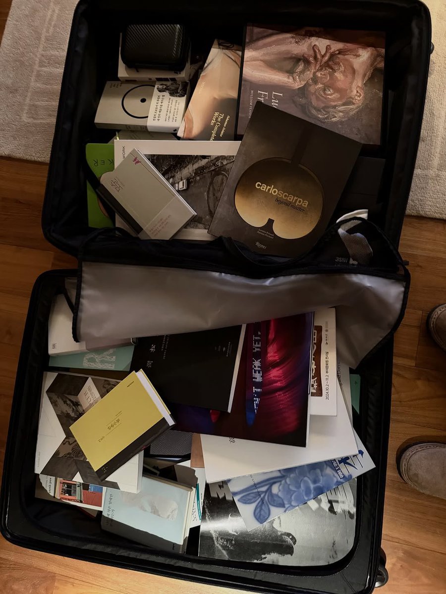 KNJsSource's tweet image. Some of the books that #RM shared in his latest instagram post

1. The Girl Who Wrote Loneliness - Shin Kyung-sook
(외딴 방 - 신경숙)
2. The Creative Act: A Way of Being - Rick Rubin
3. Gwanchon Essays - Lee Mun Ku (관촌 수필 - 이문구)
4. Jenny Holzer : Works in Public Space
5.…