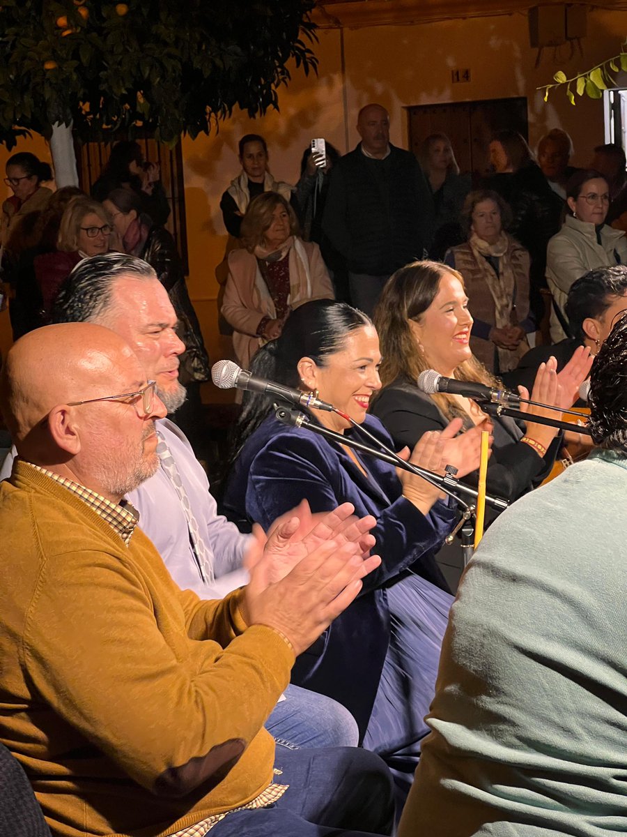 ℹ️ Imágenes de la Zambomba Jerezana hoy viernes en la Plaza del Diezmo (Placita del Tole). 
🎶 Se ha contado con los artistas: Lidia Hernández, Manuel Tañé, Tamara Tañé, Alberto Franco (a la guitarra), y Juanlu Galloso (a la zambomba).
<a href="/Iribarnegaray93/">Rafael Iribarnegaray</a> <a href="/borriquita_lora/">Hermandad de la Borriquita</a>