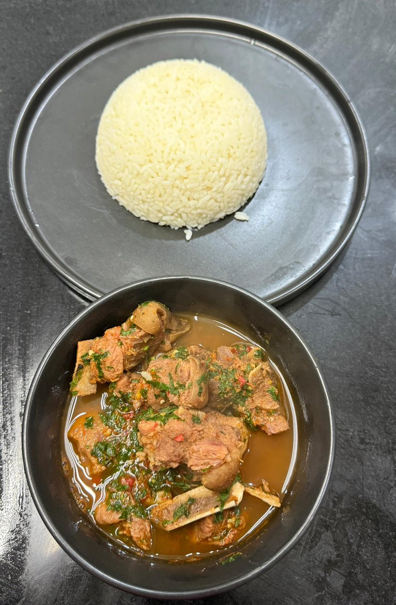Kompletepot's tweet image. Omo, who carried the spoon?!
Because this rice &amp;amp; correct goat meat pepper soup no fit dey single like this 🤲🏽🔥

One thing missing here = YOU.
Come carry your plate before person wey no send you chance you l! 😂🔥

If your dinner no dey make you speak in tongues like this, abeg…