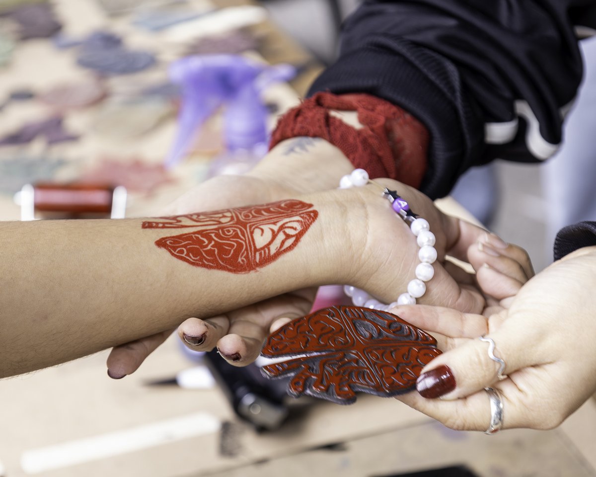 #Notiprepas 🎨🖌️
En #Prepa7 se realizó el Taller: “Grabado Corporal”, impartido por Circuitos Cultura UNAM, un proyecto que acerca el arte y la cultura a la comunidad estudiantil.