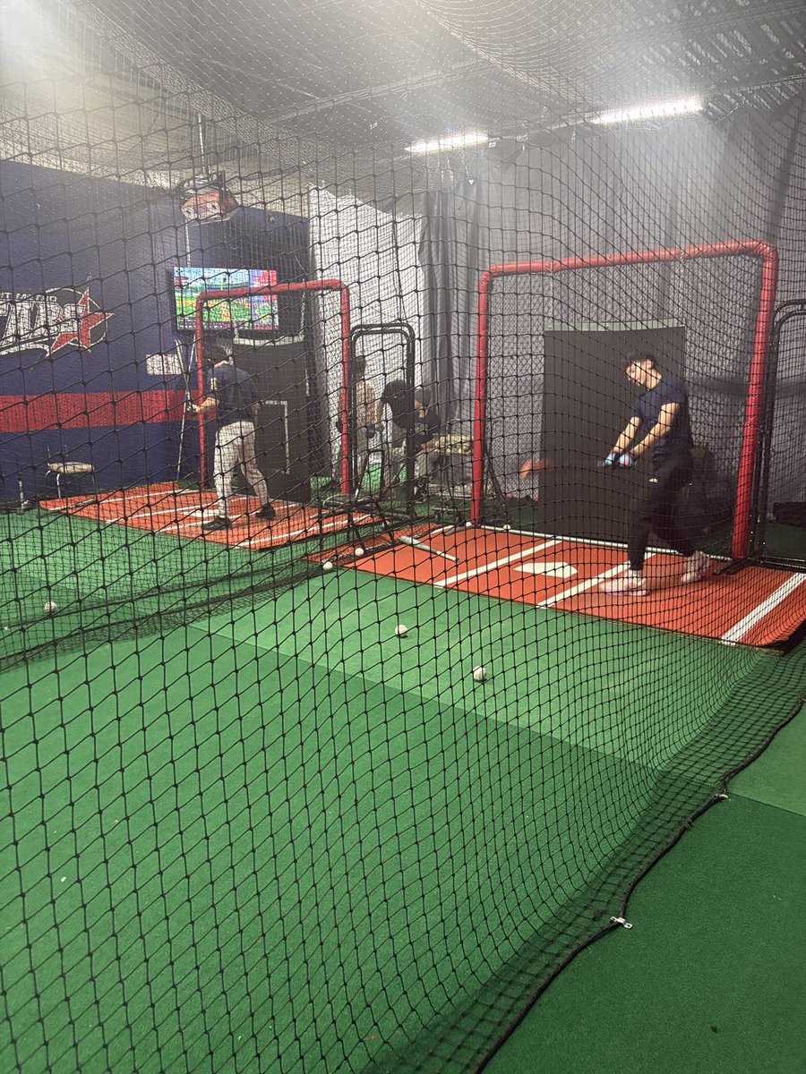 JoeWolf1830's tweet photo. Guys working! https://t.co/SPlFJVQMYQ