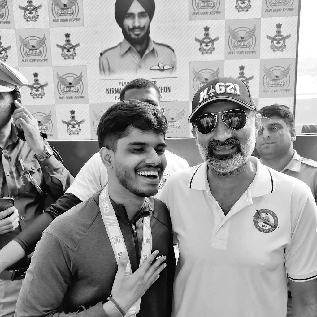 iP1yush_'s tweet photo. Been away from X for a while. This past month has been a mix of academics, 3rd-sem exams, and some amazing experiences outside studies.Ran a half marathon for the first time and even got to meet the Air Chief Marshal.Posting this as a little life update before I get active again. https://t.co/SziWBJak9v