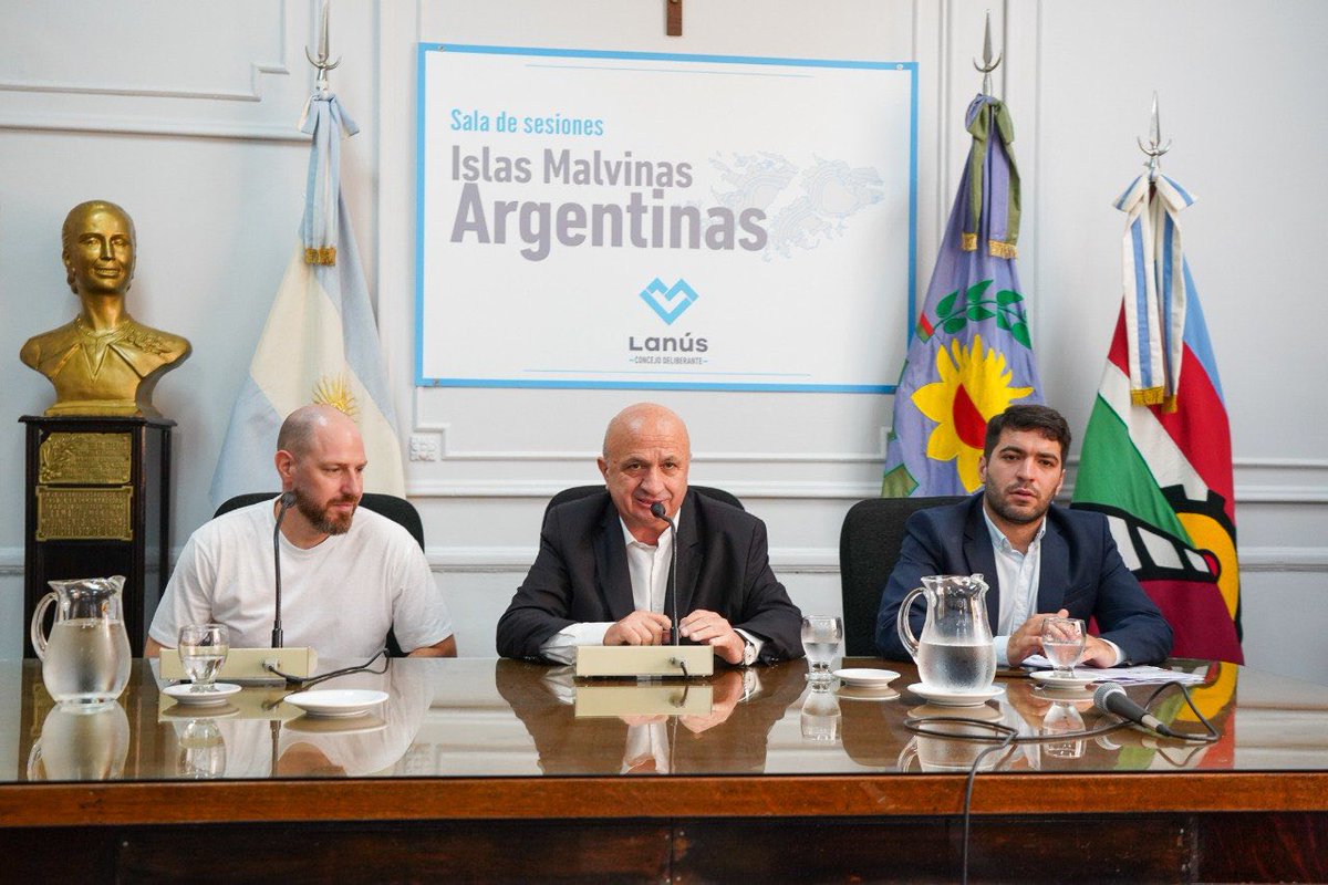 🩵 Felicitaciones a las compañeras y los compañeros concejales y consejeros escolares que asumieron hoy su banca en el Honorable Concejo Deliberante de Lanús. 

Sé que asumen con la enorme responsabilidad y el compromiso de trabajar para y por los vecinos y vecinas de Lanús con