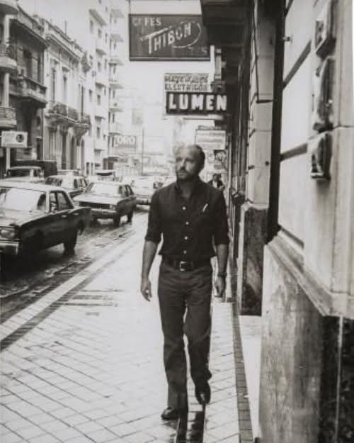 Suena el teléfono y pego un respingo. Miro el reloj. Nueve y media de la noche.
¿Atiendo, no atiendo? Atiendo. Es el comando José Rucci, de la Alianza
Anticomunista Argentina.
A ustedes los vamos a matar, hijos de puta.
-El horario de amenazas, señor, es de seis a ocho- contesto