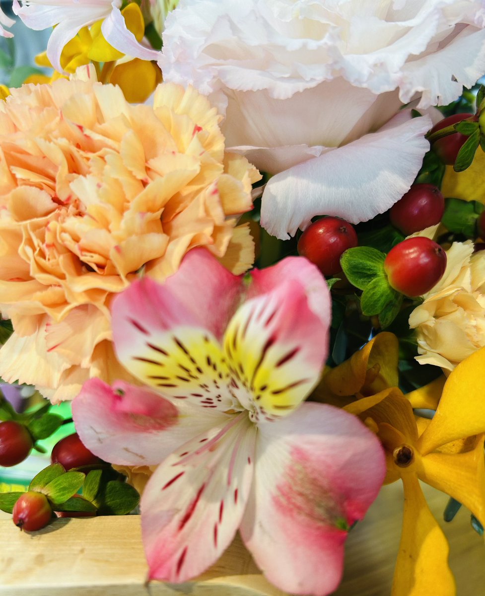 .

わたしの
想いが少しでも
あなたに
届いて欲しくて
この空に願うの
ずっと一緒に…。

［過去詩］