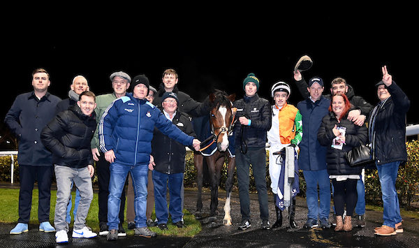 SThorneracing's tweet photo. Instant Appeal lands the @Bar1Betting Handicap at @DundalkStadium tonight under superb ride by Jack Kearney ☘️Congratulations to all winning shareholders from @ShamrockTBS ☘️☘️☘️ https://t.co/PRZqm8Lep4