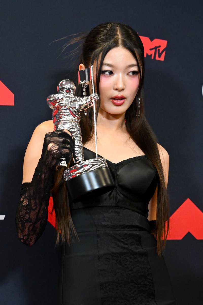 Just in case you're out of TOUCH... it's time to celebrate Yoonchae's 18th birthday 🥳

🌟 <a href="/katseyeworld/">KATSEYE</a>
📍 2025 #VMAs