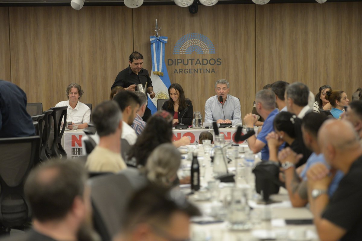 🏛️ #AHORA #CONGRESO ‼️ 

🎤 Ya comenzamos la audiencia publica en el Congreso Nacional contra la reforma laboral esclavista de Milei y sus cómplices.

👀 Transmisión: youtube.com/live/h-JCsOFBb…