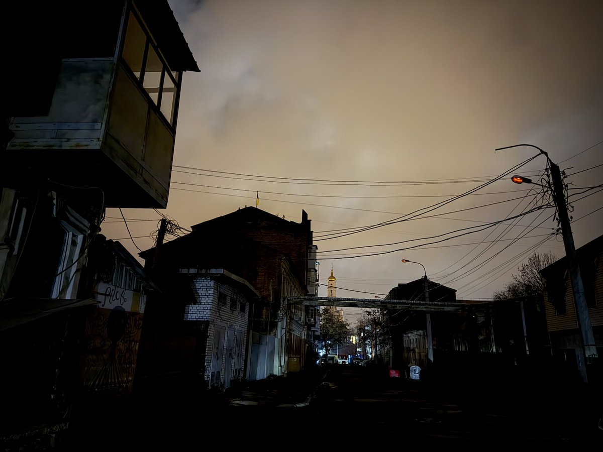 3Bergen's tweet image. Een stad in twijfel tussen licht en duisternis. #Kharkiv
