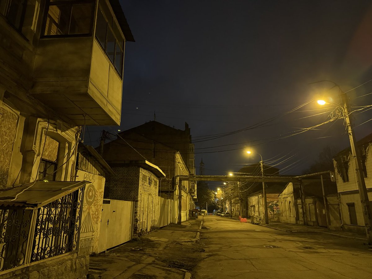 3Bergen's tweet image. Een stad in twijfel tussen licht en duisternis. #Kharkiv