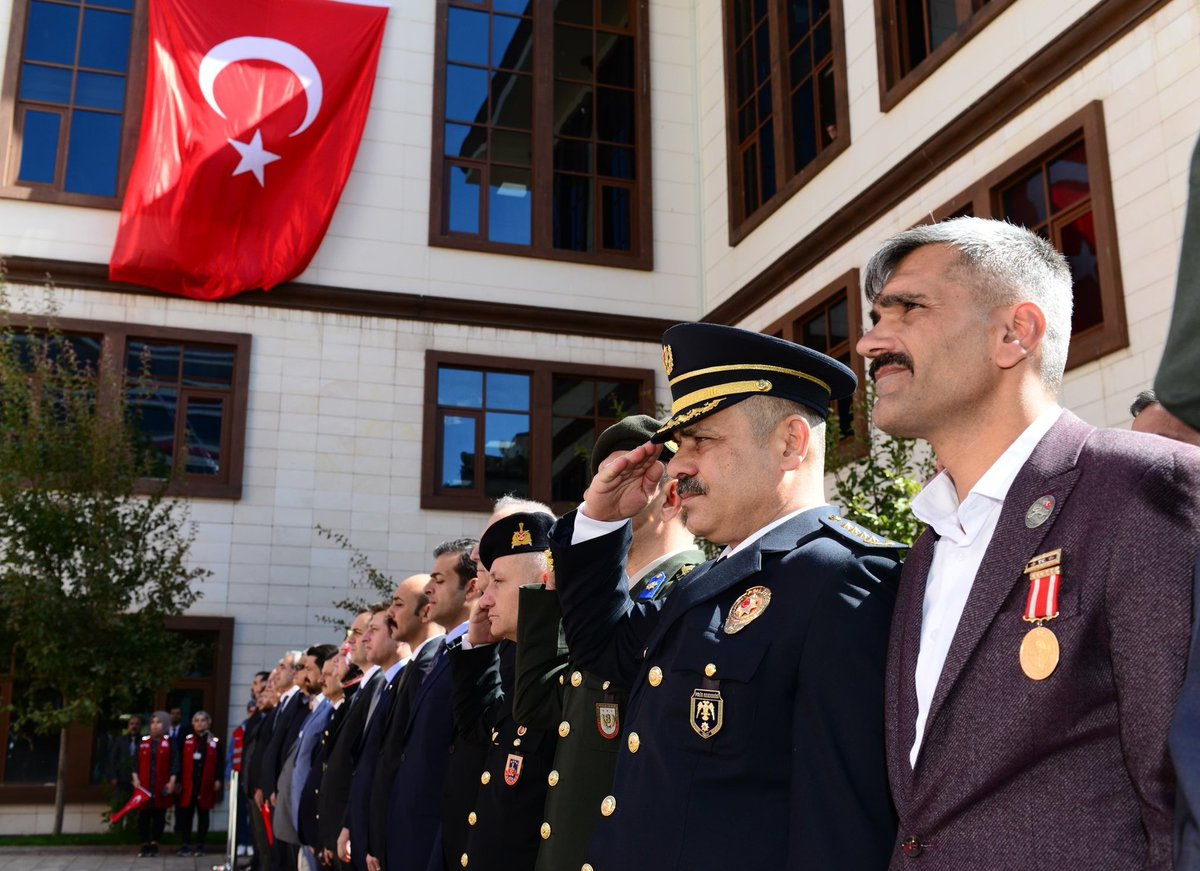 BASIN VE KAMUOYUNA!!!

AÇIK VE NET!

Şehit Aileleri ve Gazilerden Kahraman Polisimize TAM DESTEK! 🇹🇷

​Eskişehir’de teröre ve propagandaya karşı onurlu bir duruş sergileyen Kahraman Polis Memuru kardeşimiz Yalnız Değildir!
​Bu duruş, Türk Milletinin terör güzellemelerine karşı