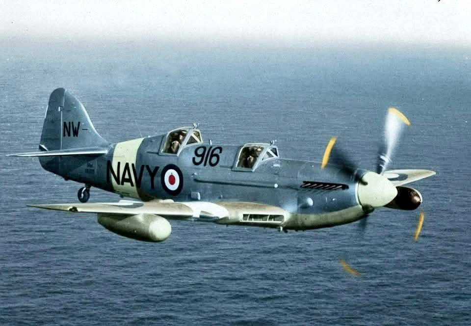 TRUFAULT's tweet image. Avión de #entrenamiento Firefly T Mk1 de la @RoyalNavy en vuelo sobre mar abierto.
Su configuración de cabina doble se usó para entrenar a nuevos #pilotos en transición a operaciones en #portaaviones, y resultó clave para los escuadrones equipados con #Firefly.
🇬🇧💥
#WW2 #WWII